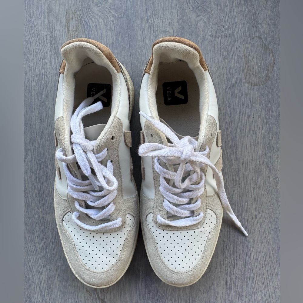 Veja White and Tan Sneakers Retro-Inspired Design - Picture 5 of 10
